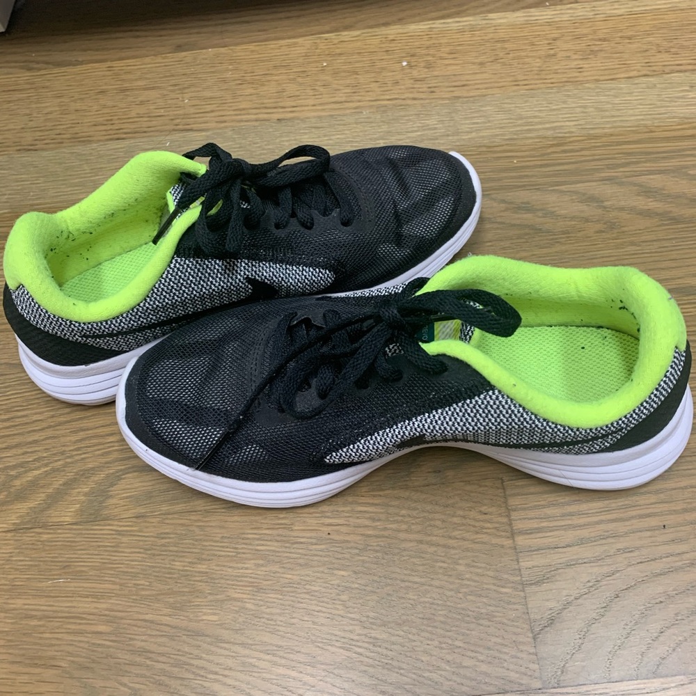Nike kids sneaker black white neon yellow green worn once
